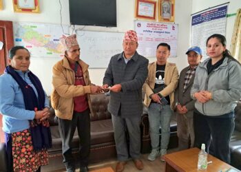 क्यान्सर पीडित अधिकारीलाई लमजुङ सेवा समाज कतारको सहयोग