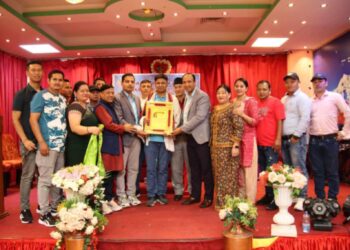 लमजुङ सेवा समाज कतारले गर्यो वरिष्ठ लोकगायक राजु परियारलाई सम्मान