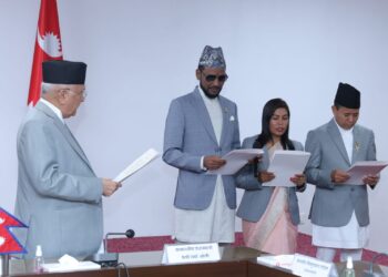 प्रधानमन्त्रीसमक्ष तीन राज्यमन्त्रीको सपथ
