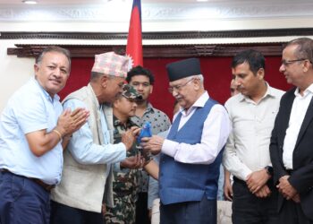 प्रधानमन्त्री ओलीलाई क्रसर उद्योग महासङ्घको ज्ञापन